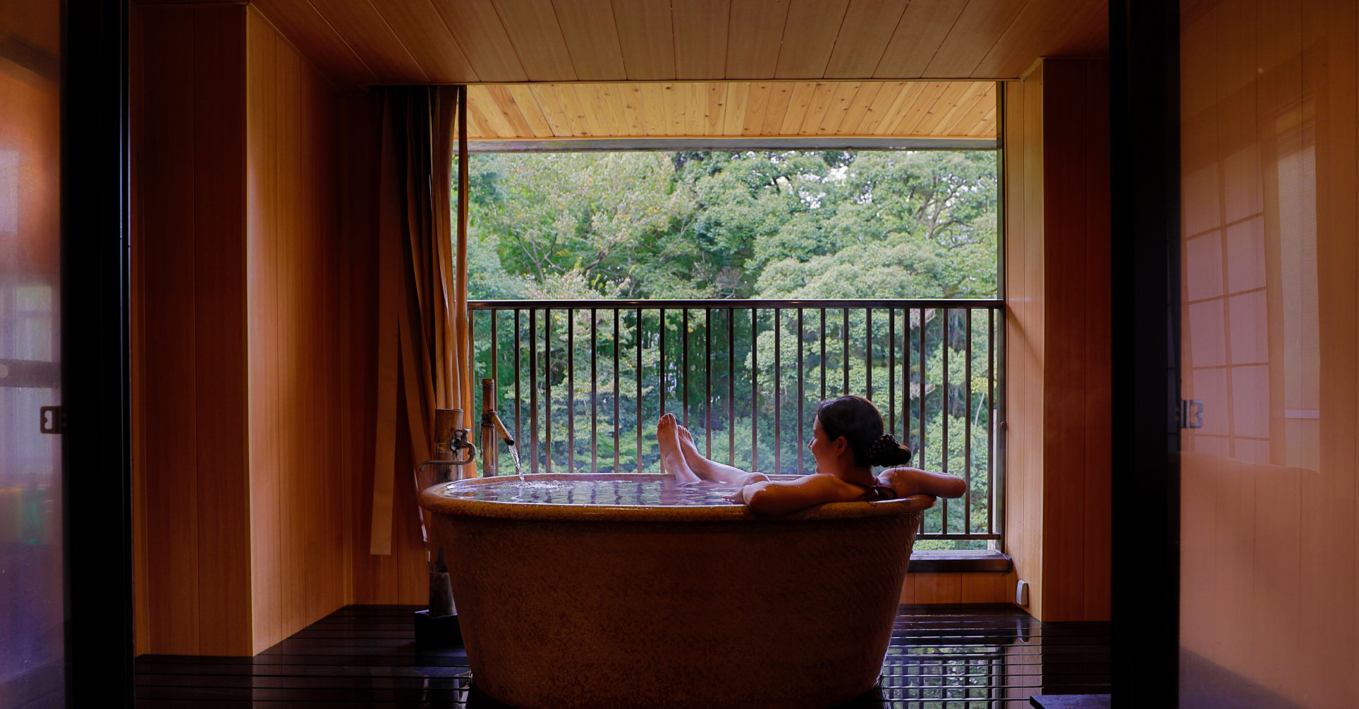 たつた旅館の川を望む半露天風呂