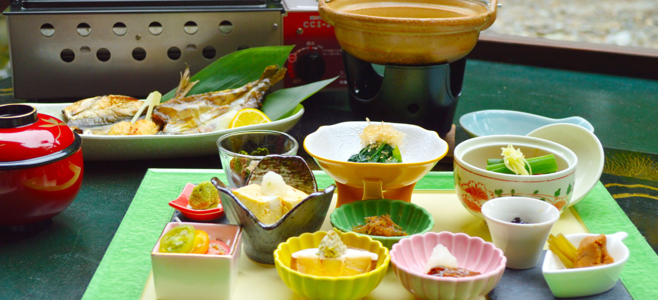 たつた旅館　川床で朝食