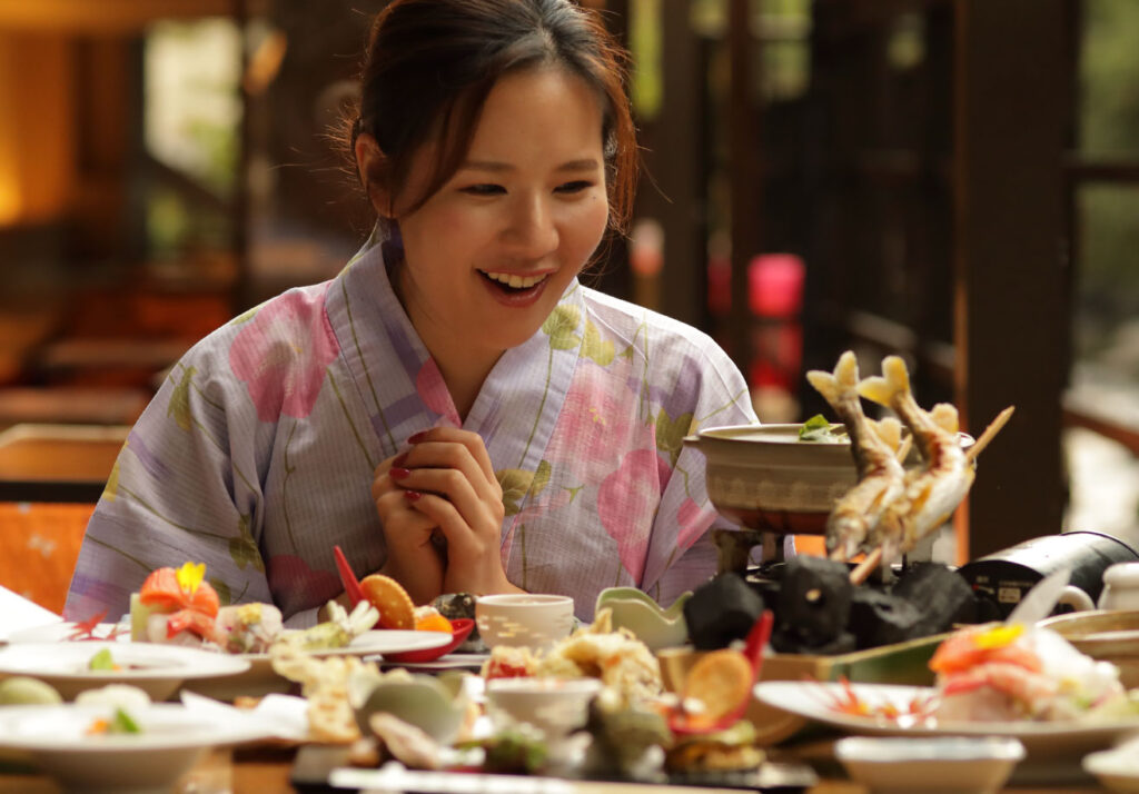 たつた旅館　贅沢な川床料理