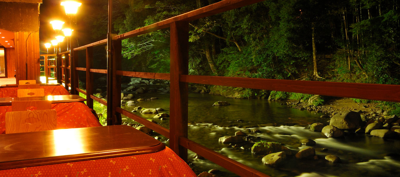たつた旅館　夜の川床