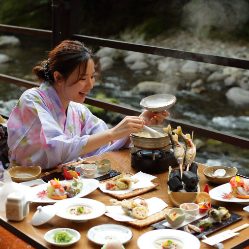 たつた旅館　川床料理を楽しむ