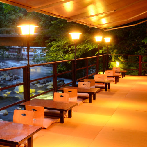 たつた旅館　灯りの点いた川床