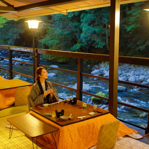 たつた旅館　川床のこたつ席