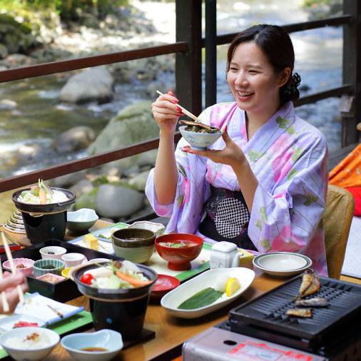 たつた旅館　川床でいただくお食事