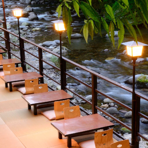 たつた旅館　薄暮の川床