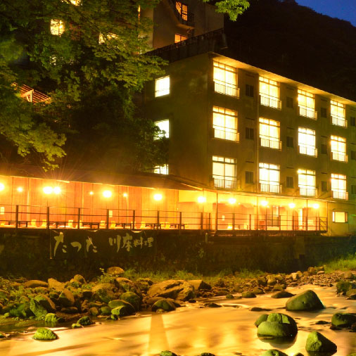 たつた旅館　夜の清流に映える川床