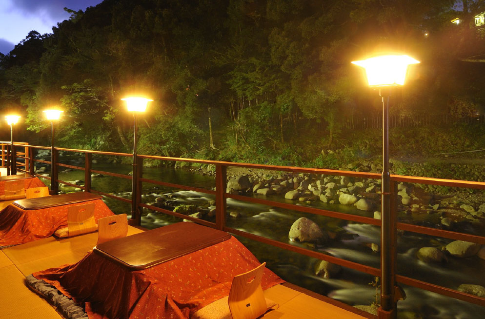 たつた旅館　川床のこたつ