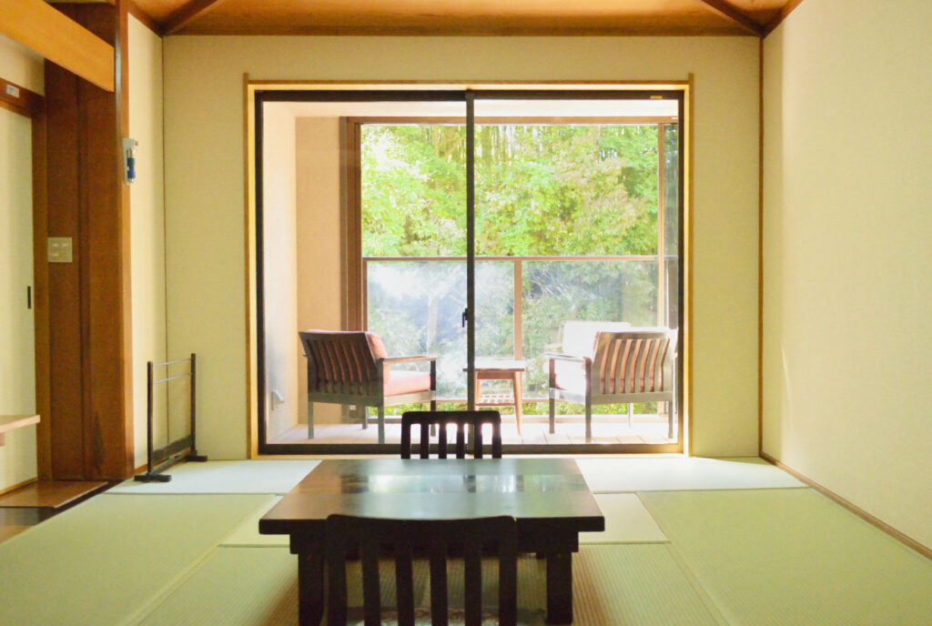 たつた旅館　旧タイプ客室　渓流テラス付き