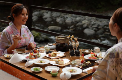 たつた旅館　川床でいただくお料理