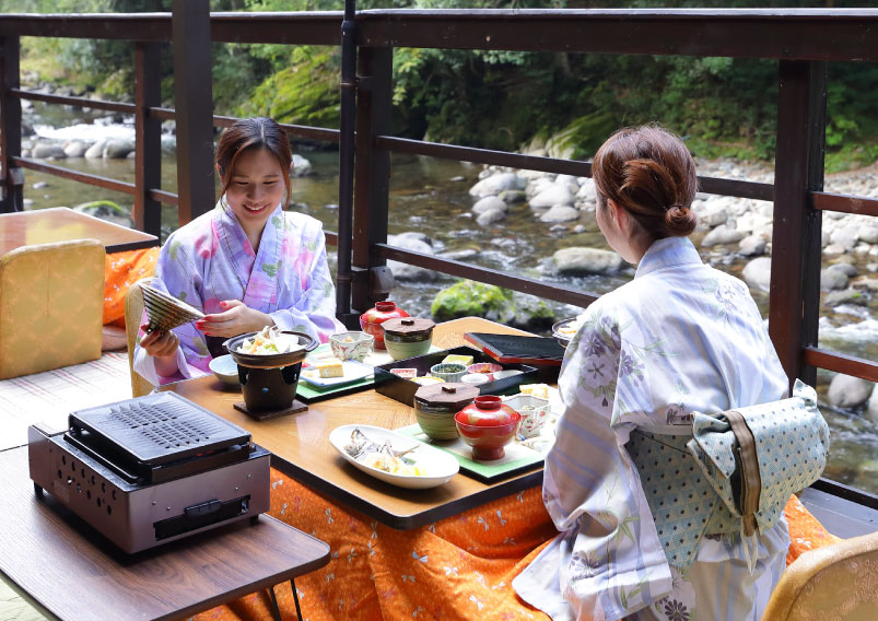 たつた旅館　川床での朝食