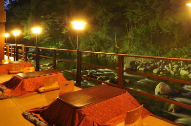 たつた旅館　川床のこたつ