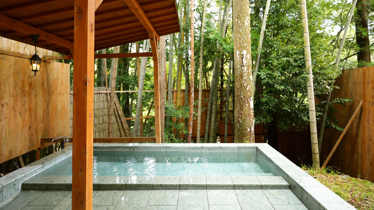 たつた旅館　貸切露天風呂　森のこみち