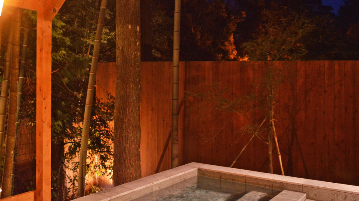 たつた旅館　貸切露天風呂　森のこみち