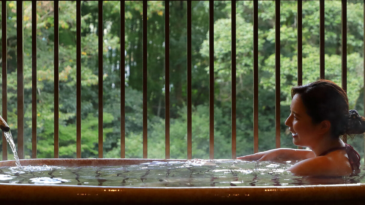 たつた旅館　貸切風呂　流星　木々を眺めながら入浴